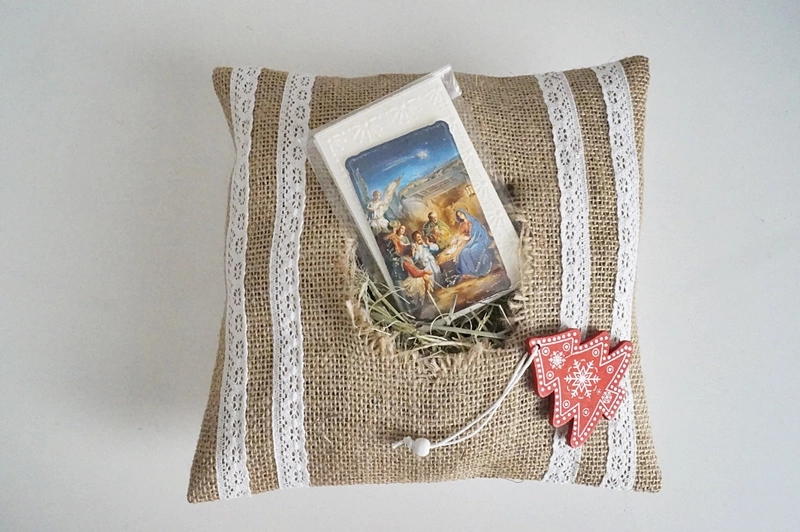  Komplet świąteczny – opłatki wigilijne i sianko w jutowej poduszce  pol_pl_Zestaw-sianko-oplatek-wigilijny-poduszka-jutowa-swiateczna-tradycja-380_1