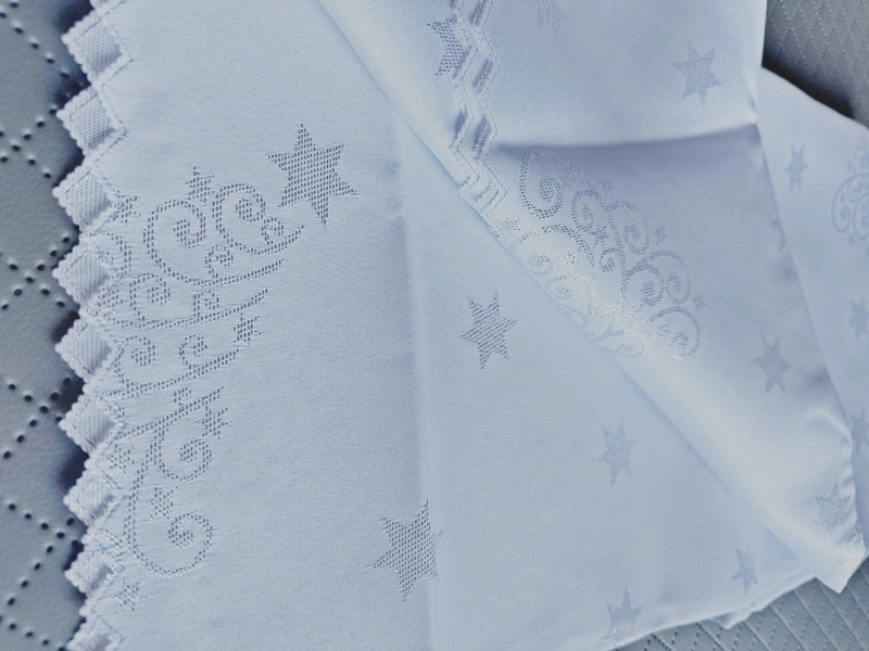 Tkanina obrusowa świąteczna dwustronna brokatowa w choinki – plamoodporna, elegancka tkanina na obrus bożonarodzeniowy pol_pl_Tkanina-plamoodporna-biala-w-delikatny-wzor-w-kreseczki-293_3