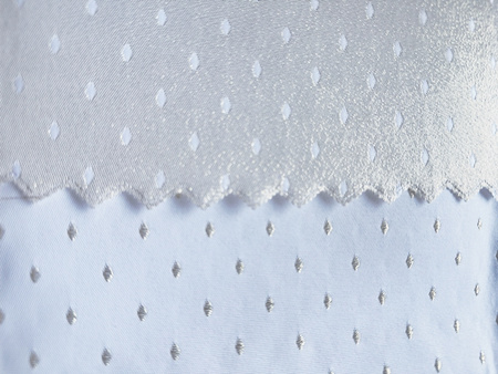 Obrus plamoodporny świąteczny w złote kropki   Wymiar: 140x180cm.