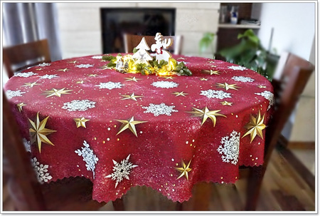 Obrus świąteczny plamoodporny – Elegancki obrus z choinkami idealny na świąteczny stół. Wymiar: 100x140cm.