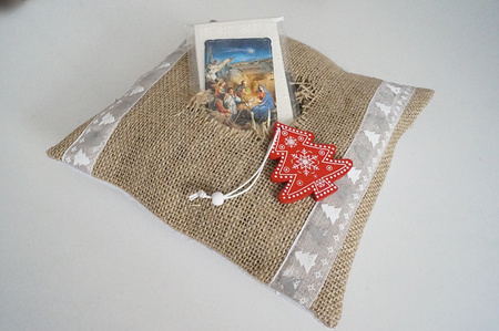 Opłatki wigilijne z siankiem w poduszce jutowej – zestaw świąteczny 