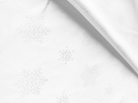 Wyjątkowa dwustronna tkanina obrusowa z brokatowym srebrnym połyskiem i plamoodporną powłoką.