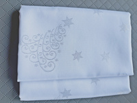 Obrus na wigilijny stół, srebrne brokatowe choinki   Wymiar: 140x180cm.