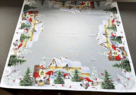 Bieżnik świąteczny plamoodporny „Zimowa wioska” to bieżnik ze skrzatami i świątecznym motywem   Wymiar: 85x85cm.