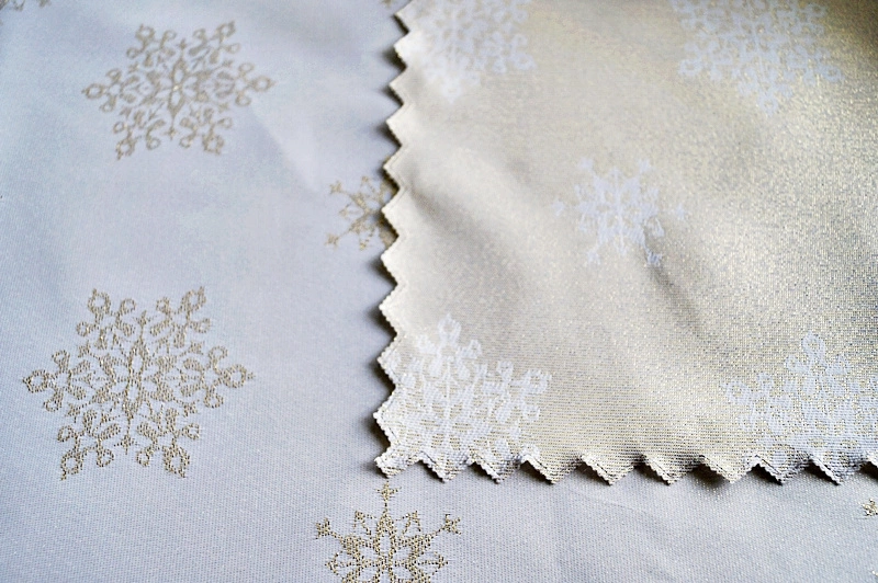 Tkanina obrusowa świąteczna dwustronna brokatowa w choinki – plamoodporna, elegancka tkanina na obrus bożonarodzeniowy pol_pl_Tkanina-plamoodporna-biala-w-delikatny-wzor-w-kreseczki-293_3