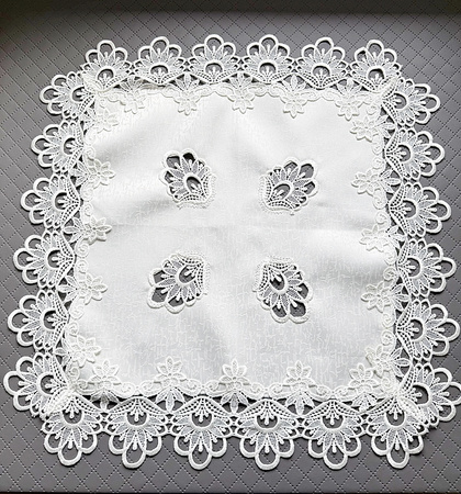 Serwetki kremowe z ozdobną bawełnianą gipiurą, plamoodporne, eleganckie Wymiar: 60x60cm.