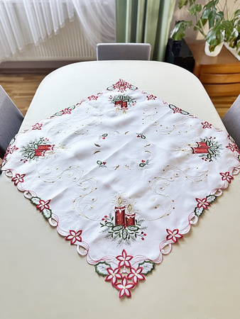 Bieżnik świąteczny haftowany na Boże Narodzenie do Twojego domu  Wymiar: 85x85cm.