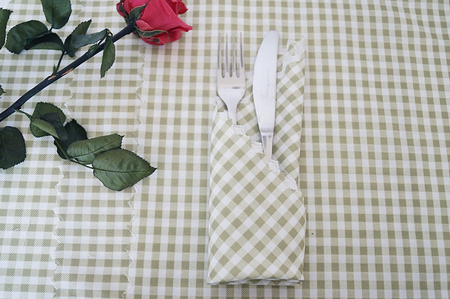 Serwetki plamoodporny w kratkę na stół komplet 8szt. o wymiarach 20x20cm 