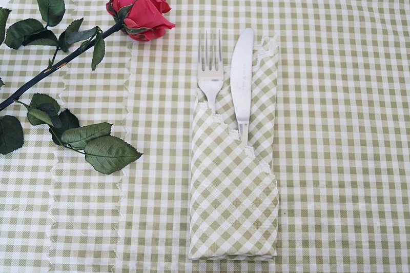 Tkanina obrusowa świąteczna dwustronna brokatowa w choinki – plamoodporna, elegancka tkanina na obrus bożonarodzeniowy pol_pl_Tkanina-plamoodporna-biala-w-delikatny-wzor-w-kreseczki-293_3