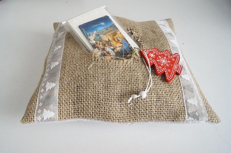  Komplet świąteczny – opłatki wigilijne i sianko w jutowej poduszce  pol_pl_Zestaw-sianko-oplatek-wigilijny-poduszka-jutowa-swiateczna-tradycja-380_1