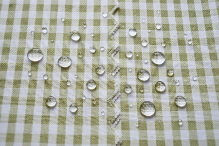 Obrus plamoodporny w kratkę zieloną o wymiarach: 110x150cm