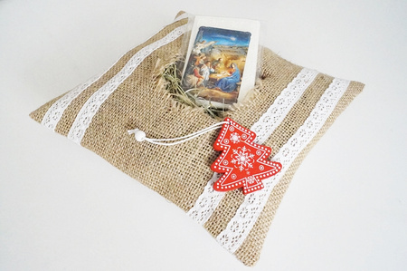 Elegancki zestaw wigilijny – opłatki i sianko w jutowej poduszce 