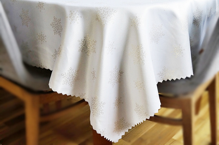 Elegancki obrus bożonarodzeniowy – brokatowe gwiazdki   Wymiar: 140x300cm.