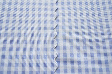 Obrus plamoodporny w kratkę niebieską o wymiarach: 110x150cm