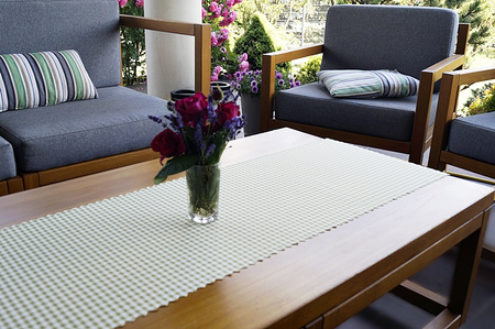 Bieżnik plamoodporny w kratkę na stół o wymiarach 40x140cm 