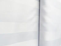 Tkanina plamoodporna biała  w satynowe pasy o szerokości 5 cm.