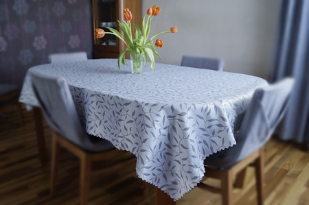 Obrus plamoodporny w listki grafitowe o wymiarach 140x180cm