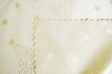 Obrusy świąteczne odporne na plamy: brokatowe choinki, gwiazdki. Stwórz wyjątkowy klimat świąt w swoim domu. Perfekcyjne na każdy stół. Wymiar: 140x300cm.