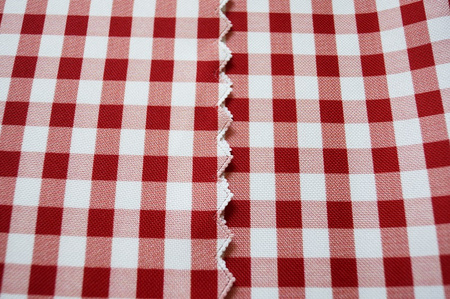 Bieżnik plamoodporny w kratkę czerwoną o wymiar: 60x140cm