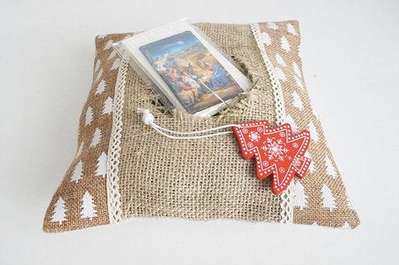  Komplet świąteczny – opłatki wigilijne i sianko w jutowej poduszce 