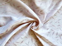 Tkanina obrusowa plamoodporna ze wzorem w listeczki w kolorze różowym