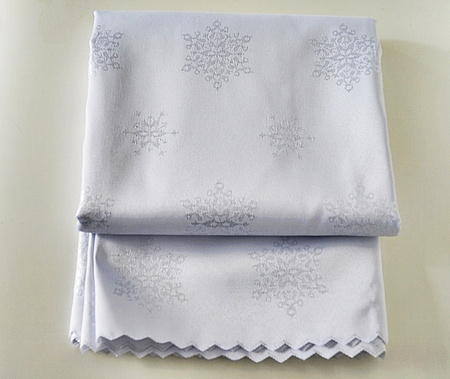 Świąteczny bieżnik plamoodporny w brokatowe srebrne gwiazdki Wymiar: 40x100cm.