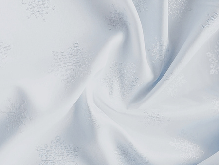 Wyjątkowa dwustronna tkanina obrusowa z brokatowym srebrnym połyskiem i plamoodporną powłoką.