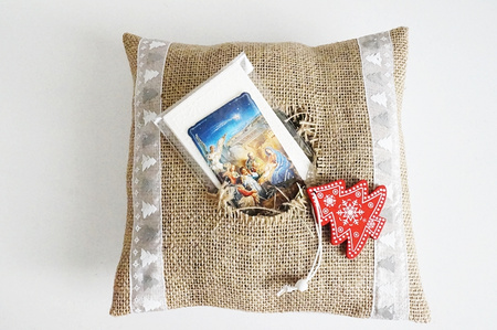 Opłatki wigilijne z siankiem w poduszce jutowej – zestaw świąteczny 