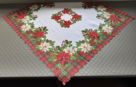   Świąteczny bieżnik ze wzorem gwiazdy betlejemskiej.  Wymiar: 85x85cm.