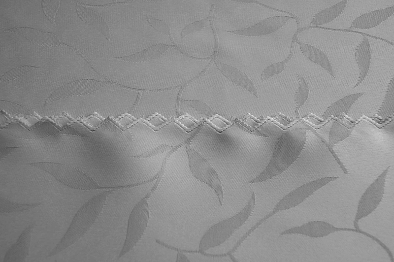 Obrus plamoodporny w kratkę na stół. Produkt Polski pol_pl_Swiateczny-bieznik-plamoodporny-w-brokatowe-srebrne-gwiazdki-Wymiar-65x160cm-461_4