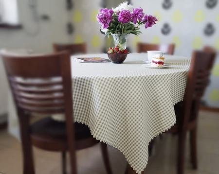 Obrus plamoodporny w kratkę zieloną o wymiarach: 80x100cm