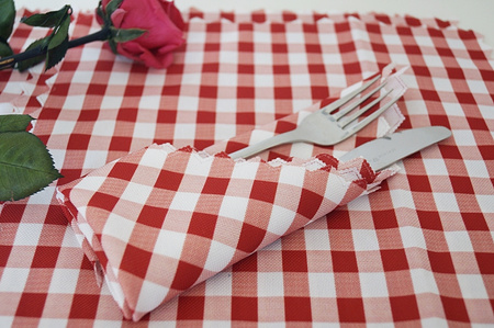 Serwetki plamoodporne w kratkę czerwoną o wymiar: 20x20cm opakowanie 6 szt.