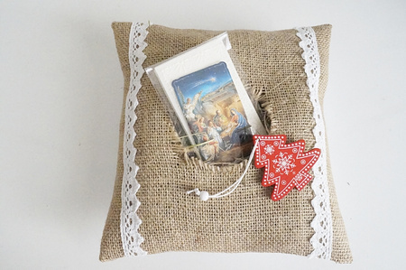 Świąteczny zestaw – opłatki i sianko wigilijne w poduszce jutowej 