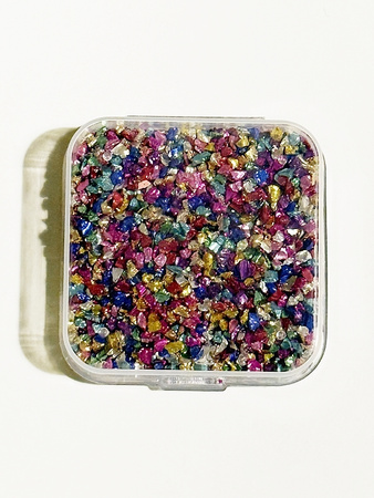 Szklane kawałki dekoracyjne 2–6 mm 30 g – mix kolorów, efekt brokatu | Pudełko 50×50 mm