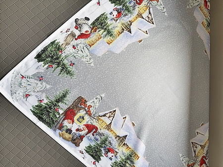 Bieżnik świąteczny plamoodporny „Zimowa wioska” to bieżnik ze skrzatami i świątecznym motywem   Wymiar: 85x85cm.