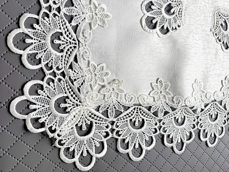 Serwetki kremowe z ozdobną bawełnianą gipiurą, plamoodporne, eleganckie Wymiar: 60x60cm.