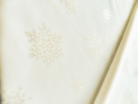 Elegancka brokatowa tkanina obrusowa w śnieżynki, odporna na plamy, dwustronna.