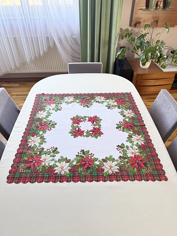   Świąteczny bieżnik w kolorze czerwonym, zielonym i złotym. Biel i połysk złota tworzą elegancką dekorację stołu. Wymiar: 85x85cm. pol_pl_Bieznik-swiateczny-haftowany-na-Boze-Narodzenie-do-Twojego-domu-Wymiar-85x85cm-310_4