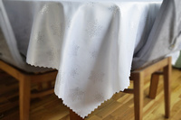 Obrus w gwiazdki na białym tle – dekoracja świąteczna stołu   Wymiar: 80x100cm.