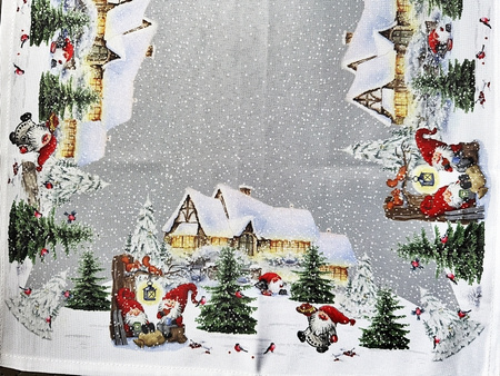Bieżnik świąteczny Wioska Skrzatów to plamoodporny bieżnik na święta Wymiar: 40x85cm.