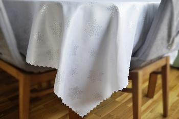   Obrus Bożonarodzeniowy – Biały z Brokatowymi Gwiazdkami   Wymiar: 140x240cm.