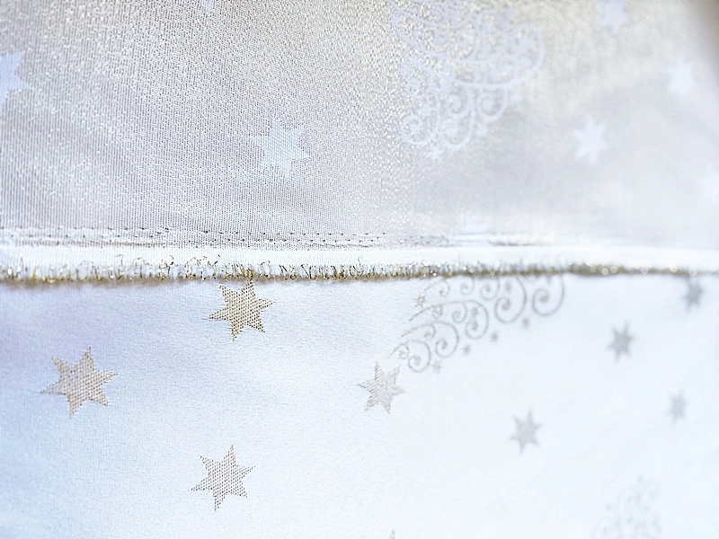 Tkanina obrusowa świąteczna dwustronna brokatowa w choinki – plamoodporna, elegancka tkanina na obrus bożonarodzeniowy pol_pl_Tkanina-plamoodporna-biala-w-delikatny-wzor-w-kreseczki-293_3