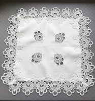 Serwetki kremowe z ozdobną bawełnianą gipiurą, plamoodporne, eleganckie   Wymiar: 60x60cm.