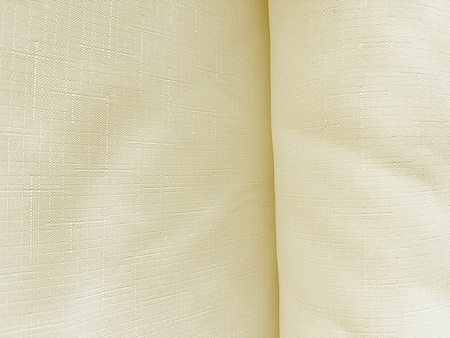 Tkanina plamoodporna kremowa w delikatny wzór w kreseczki