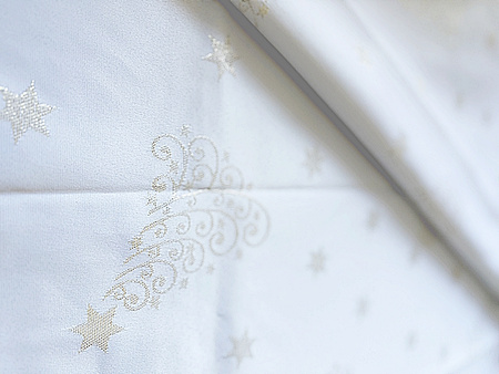 Tkanina obrusowa świąteczna dwustronna brokatowa w choinki – plamoodporna, elegancka tkanina na obrus bożonarodzeniowy