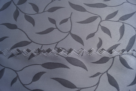 Obrus plamoodporny w listki grafitowe o wymiarach 100x140cm