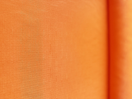 Tkanina plamoodporna pomarańczowa w delikatny wzór kreseczki