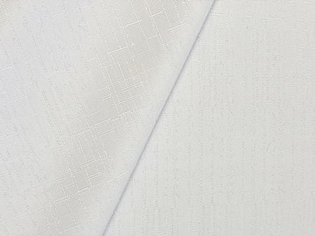 Tkanina plamoodporna biała II w delikatny wzór w kreseczki 