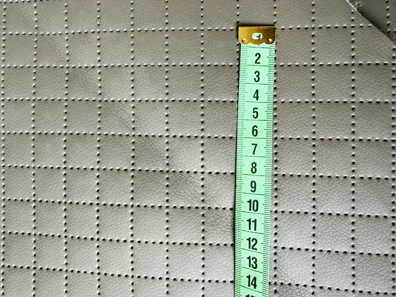 Ekoskóra Pikowana Karo 2 cm z Podbitką z Owaty.  pol_pl_Tkanina-plamoodporna-kremowa-w-delikatny-wzor-w-kreseczki-410_1