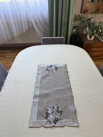 Bieżniki haftowane na Święta to tradycyjny styl i precyzja  Wymiar:35x70cm